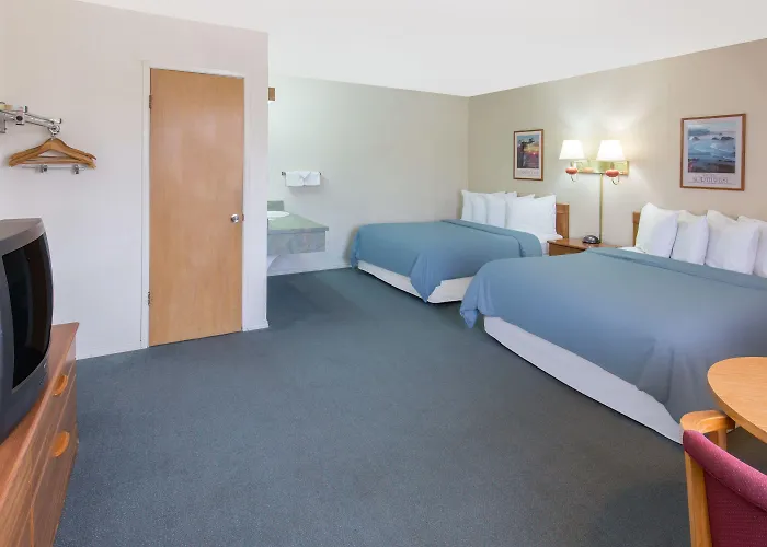 Redwood Inn