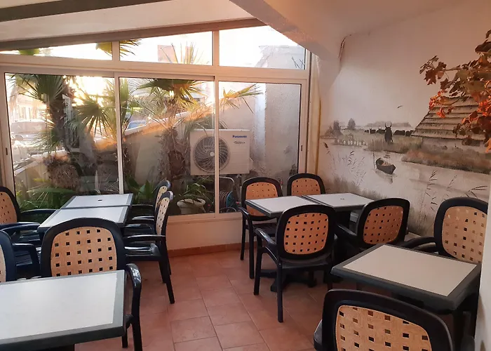 Hotel Les Palmiers En Camargue