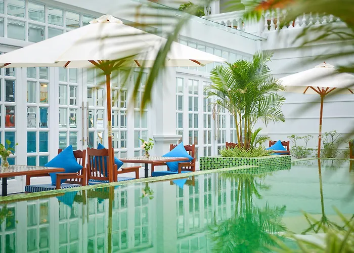 Manoir Des Arts Hotel
