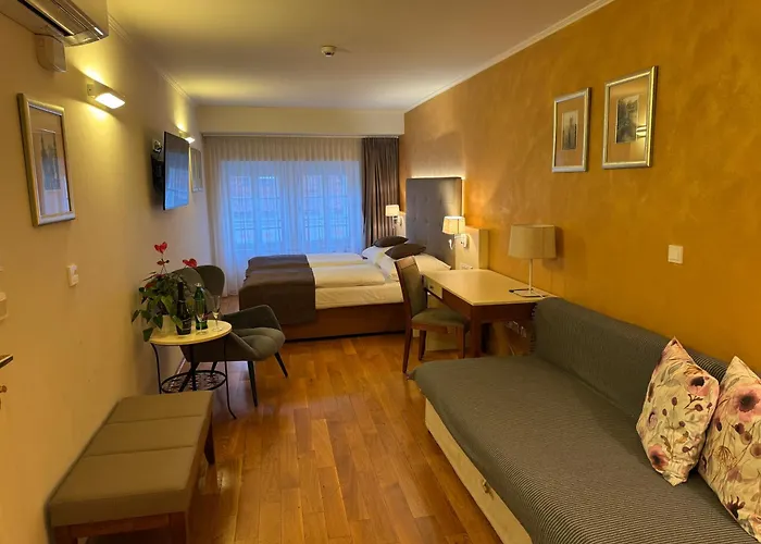 Lh Hotel Golden Wheel