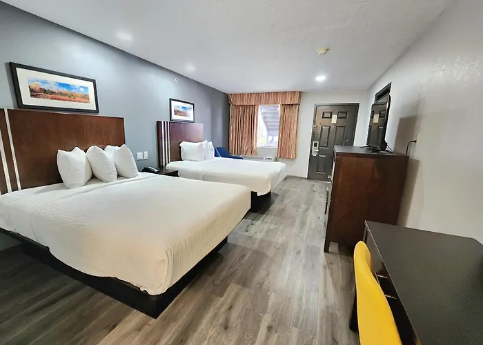 Days Inn & Suites By Wyndham Winnie
