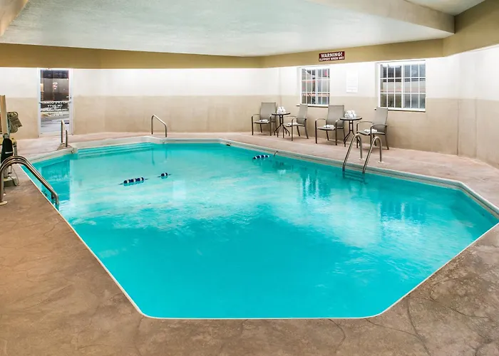 Super 8 By Wyndham Altoona Hotel