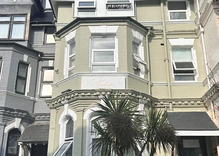 The Boho - 4 Min Walk To Beach & Town