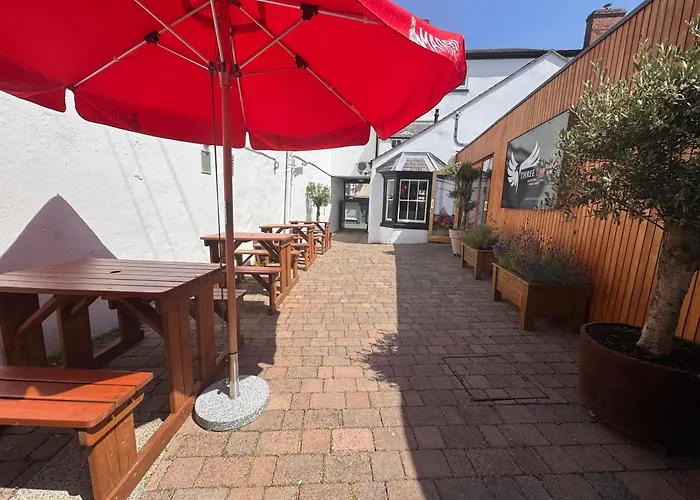 Three Eagles Hotel&Restaurant And Garden Bar