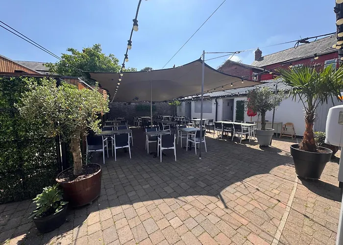 Three Eagles Hotel&Restaurant&Garden Bar