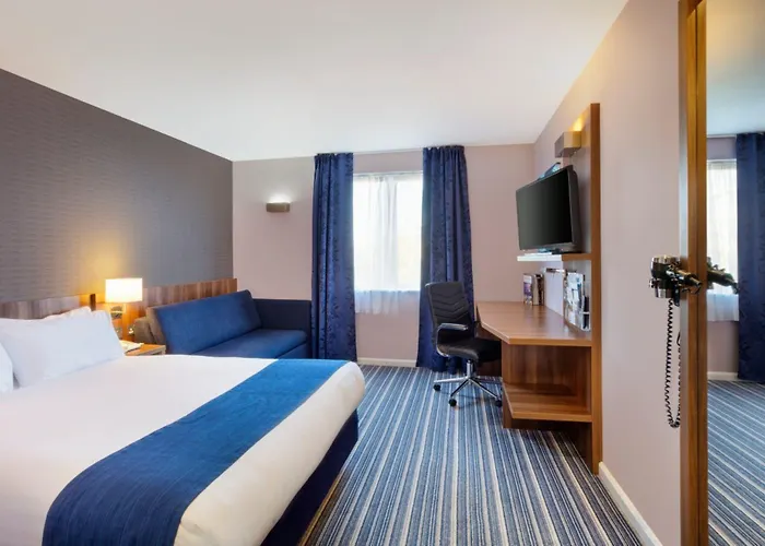 Holiday Inn Express Poole By Ihg